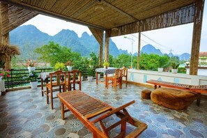 Outdoor dining - Family homestay  (Phong Nha)