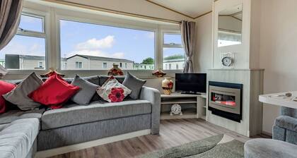 Gold 3 Bedroom Caravan, Sleeps 8