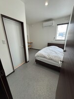 Habitación básica doble, vistas a la ciudad | Escritorio y espacio para trabajar con un portátil