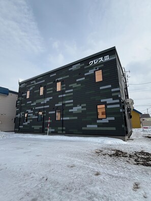 Unclassified image, 4 of 8, button - Cress 3  (Biei)