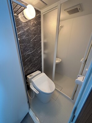 Chambre Double, vue ville | Salle de bain | Douche, articles de toilette gratuits, sèche-cheveux