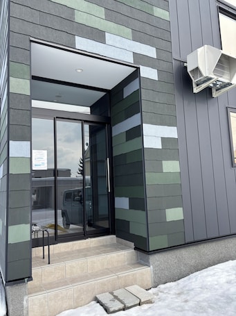 Exterior detail. Cress 3