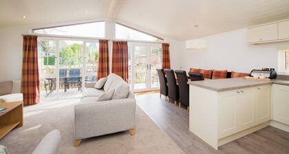 Deluxe Lodge parking, ensuite, decking & hot tub
