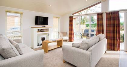 Deluxe Lodge parking, ensuite, decking & hot tub