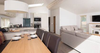 Deluxe Lodge parking, ensuite, decking & hot tub