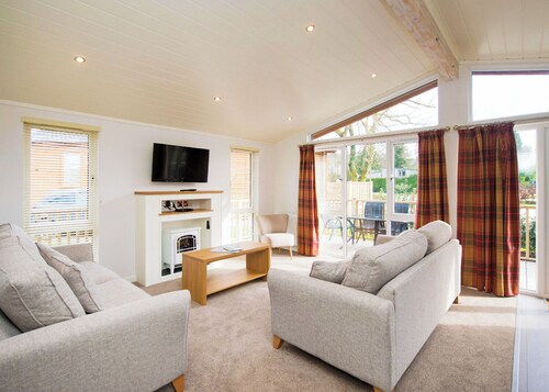 Deluxe Lodge parking, ensuite, decking & hot tub