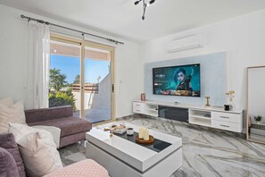 Smart TV - Seacrest Garden Residence by Nomads (Paphos)