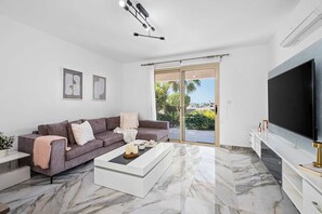 Smart TV - Seacrest Garden Residence by Nomads (Paphos)