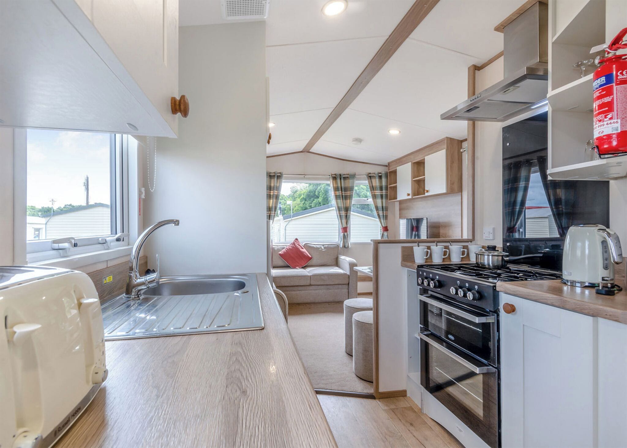 Réfrigérateur, un four, surface de cuisson, grille-pain