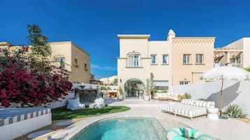 Kolam renang outdoor