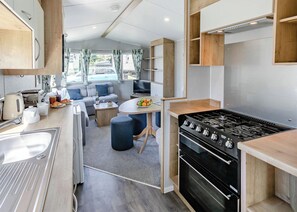 Fridge, oven, stovetop, toaster - Bronze Caravan with parking 2 bed slp 6 (Lizard Peninsula)