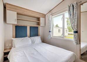 2 bedrooms - Bronze 2 Bedroom Caravan, Sleeps 3. With parking (Great Yarmouth)