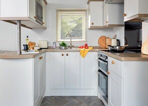 Fridge, oven, stovetop, toaster - Bronze 2 Bedroom Caravan, Sleeps 3. With parking (Great Yarmouth)