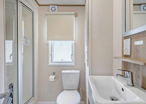 Bathroom - Bronze 2 Bedroom Caravan, Sleeps 3. With parking (Great Yarmouth)