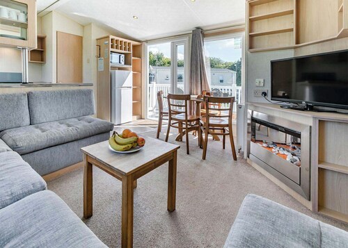 Silver Caravan with parking & decking*