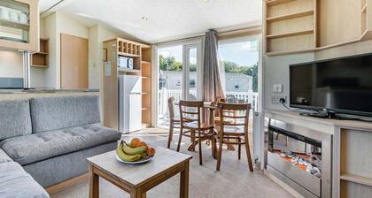 Silver Caravan with parking & decking*