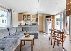 TV - Silver Caravan with parking, ensuite & decking (Lizard Peninsula)