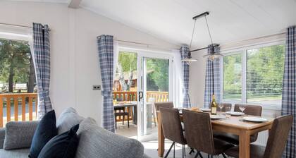 Deluxe Lodge with parking & decking