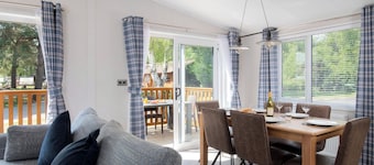 Deluxe Lodge with parking & decking