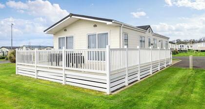 Deluxe Lodge with parking & decking