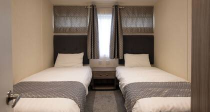 Deluxe Lodge with parking & decking