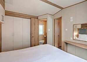 2 bedrooms, wheelchair access - Gold Accessible with parking & decking (Lizard Peninsula)
