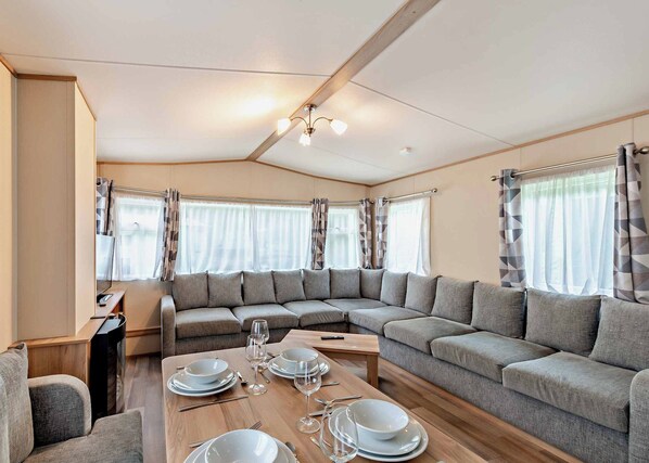 TV - Gold Accessible with parking & decking (Lizard Peninsula)