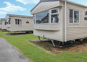 Exterior - Bronze 2 Bedroom Caravan, Sleeps 6. With parking (Great Yarmouth)