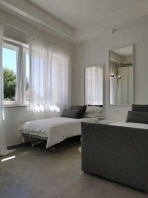 Iron/ironing board, WiFi, bed sheets