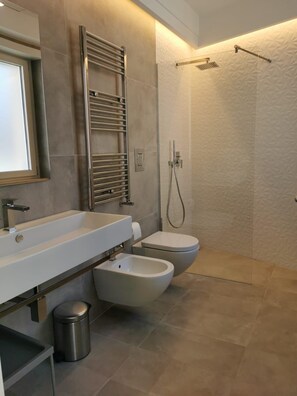 Doccia, asciugacapelli, bidet, asciugamani
