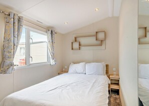 4 bedrooms - Gold 4 Bedroom Caravan, Sleeps 10. With parking (Great Yarmouth)