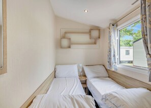 4 bedrooms - Gold 4 Bedroom Caravan, Sleeps 10. With parking (Great Yarmouth)