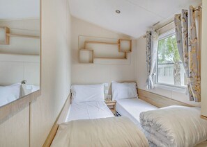 4 bedrooms - Gold 4 Bedroom Caravan, Sleeps 10. With parking (Great Yarmouth)