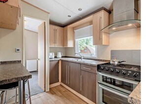 Fridge, oven, stovetop, toaster - Silver Caravan with ensuite (Great Yarmouth)