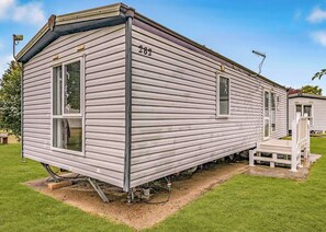 Exterior - Silver Caravan with ensuite (Great Yarmouth)