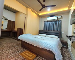 Habitación Deluxe doble | Espacio para trabajar con un portátil y wifi gratis