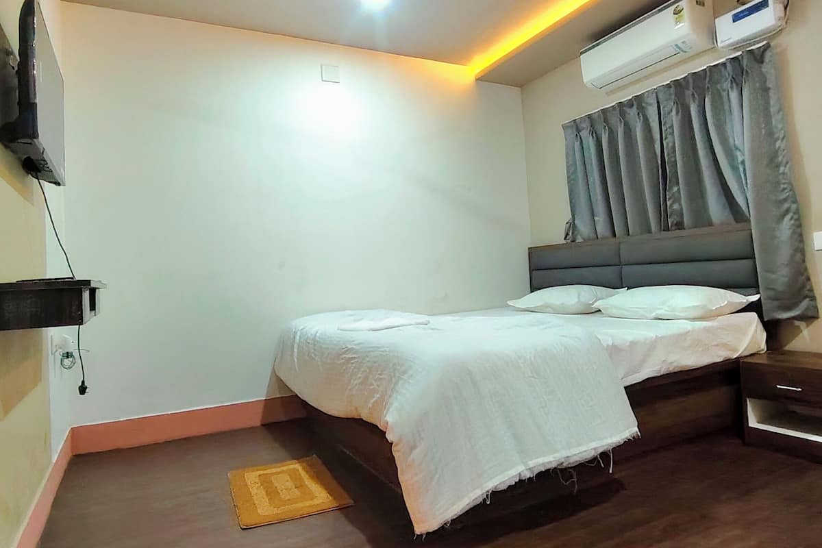 Deluxe Double Room | Laptop workspace, free WiFi