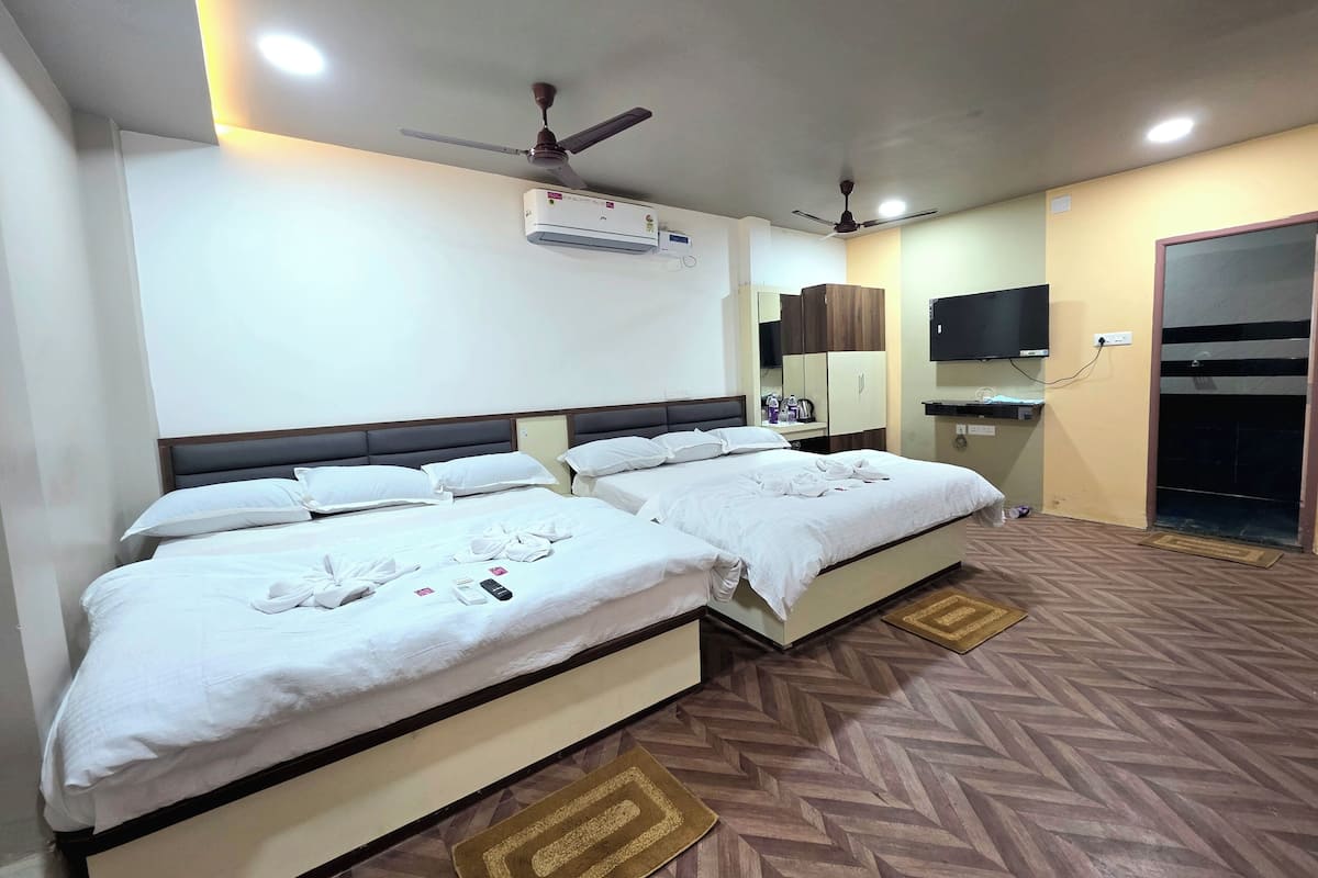 Deluxe Quadruple Room | Laptop workspace, free WiFi