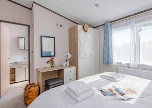 4 bedrooms - Deluxe 4 Lodge, slps 8, parking, ensuite & decking (Great Yarmouth)