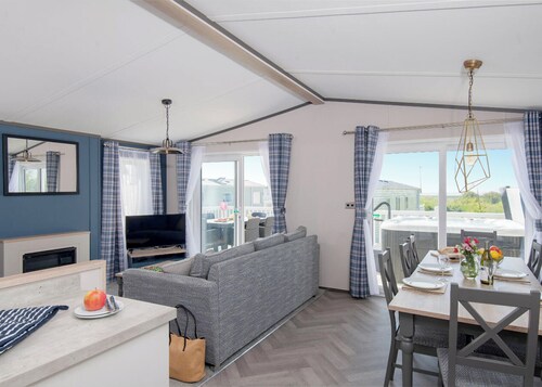 Deluxe 4 Lodge, slps 8, parking, ensuite & decking