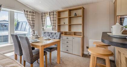 Deluxe 2, Slps 4, parking, ensuite, decking