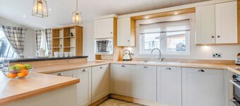 Deluxe 2, Slps 4, parking, ensuite, decking, LV