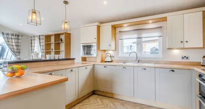 Deluxe 2, Slps 4, parking, ensuite, decking, LV