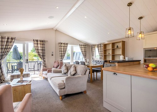 Deluxe 2, Slps 4, parking, ensuite, decking, LV