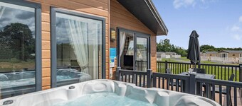 Deluxe 2, Slps 4, parking, ensuite, decking, LV