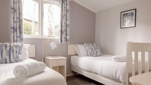 Room - Deluxe 2, Slps 6, parking, ensuite, decking (Near Weymouth)