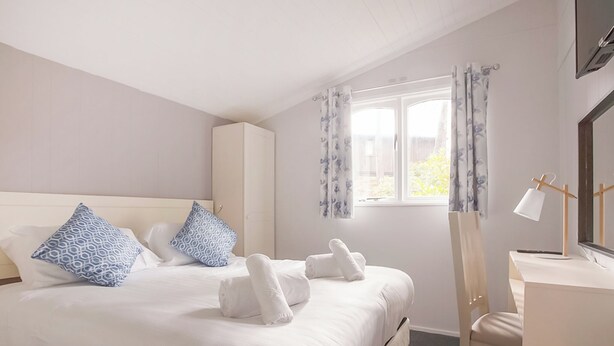 Room - Deluxe 2, Slps 6, parking, ensuite, decking (Near Weymouth)