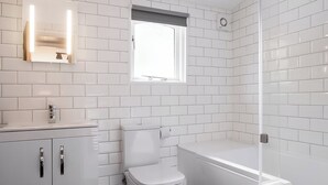 Bathroom - Deluxe 2, Slps 6, parking, ensuite, decking (Near Weymouth)