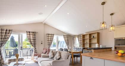 Deluxe 2, Slps 4, parking, ensuite, decking, LV HT