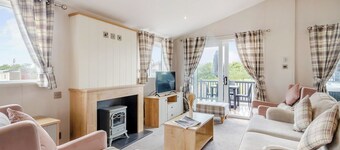 Deluxe 2, Slps 4, parking, ensuite, decking, LV HT